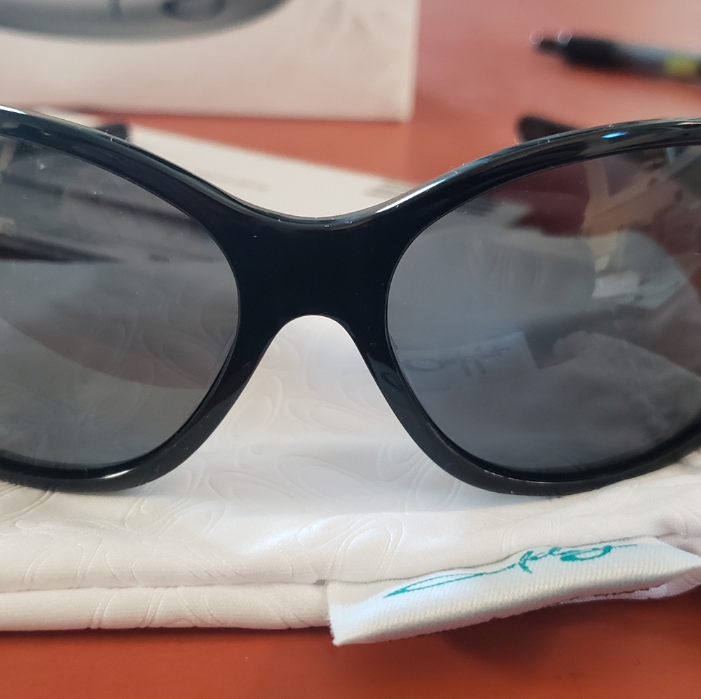 New Oakley abandon polarized womens sunglasses - Picture 2 of 6